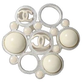 Chanel Spilla Coco Mark 03A crema e argento Crudo