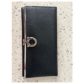 Salvatore Ferragamo Black leather wallet with Gancini closure Black