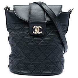 Bolsa Bucket Chanel Black CC Quilted Lambskin Chain Preto