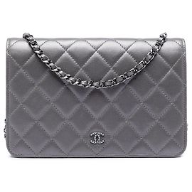 Carteira de corrente Chanel Silver CC em pele de cordeiro metálica acolchoada com pérolas falsas Prata