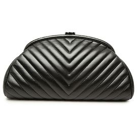 Clutch Chanel Timeless Kisslock in pelle d'agnello nera chevron Nero