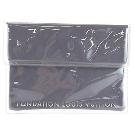 Clutch Louis Vuitton Fondation Paris Cinza