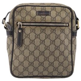 Sac messager Gucci avec poche zippée frontale en toile enduite GG medium Beige