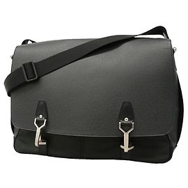 Bolsa de Ombro Louis Vuitton Taiga Delsu Cinza