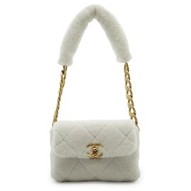 Chanel Bolsa de ombro com corrente e aba em shearling matelassê Branco
