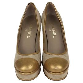 Décolleté platform con punta chiusa Chanel Beige, Gold in camoscio e pelle Beige D'oro
