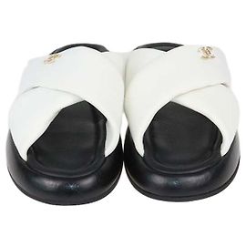 Sandálias Chanel em couro branco acolchoado com tiras cruzadas Outro