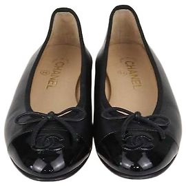 Chaussures plates à bout capuchon CC en cuir noir et cuir verni Chanel Noir