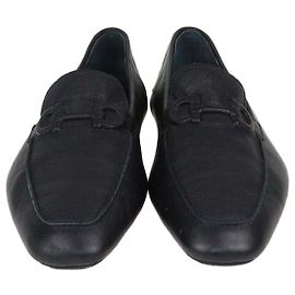 Mocassins planos Salvatore Ferragamo em couro preto com relevo Gancini Preto