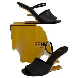 Sandales Fendi en cuir noir avec talon architectural doré Noir