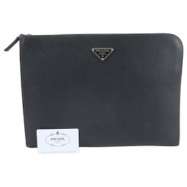 Prada Clutch-Tasche aus Saffiano-Leder mit Dreiecks-Logo Schwarz