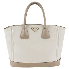 Sac cabas en cuir Saffiano avec logo triangle Prada Beige