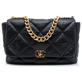 Chanel Black Maxi Lambskin 19 Flap Negro