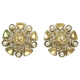 Orecchini a pressione Chanel Gold CC in ottone, resina e perle sintetiche a forma di fiocco di neve D'oro