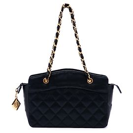 Chanel gesteppte Satin-Handtasche schwarz mit Reißverschluss CC Schwarz
