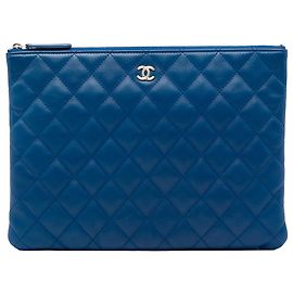 Clutch Chanel Blue Medium Quilted Lambskin O Case Azul