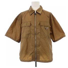 Camicia a maniche corte Prada in Re-Nylon con logo Triangle Marrone