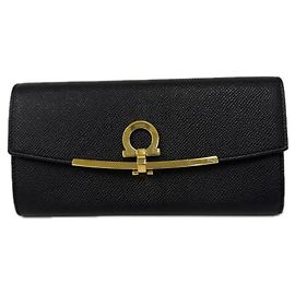 Salvatore Ferragamo Gancini Langbeutel mit Klappe Schwarz Golden