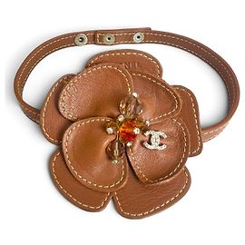 Chanel 05A Collana Choker in pelle marrone Camelia Marrone