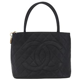 Chanel Medallion Quilted Caviar Negro