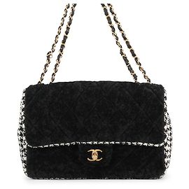 Bolsa de Ombro Chanel Matelassé com Corrente Preto