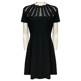 Valentino Garavani Vestido de malha evasê Valentino preto de manga curta com recorte no decote Preto