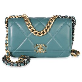 Chanel 19 Wallet On Chain de piel de cordero acolchada verde oscuro Verde