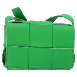 Bottega Veneta Cassette Maxi Intrecciato Leather Extra Mini Grün