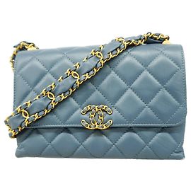 Chanel Matelassé Schultertasche mit Kette Blau
