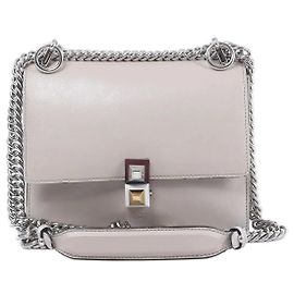 Bolsa Tiracolo de Couro com Corrente FENDI Kan I Mini em cinza 8M0381 Cinza