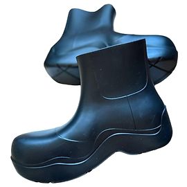 Bottega Veneta Botines Puddle de goma Negro