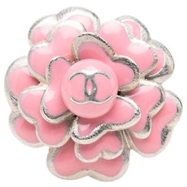 Anel Chanel CC em latão e esmalte rosa com Camélia Rosa Outro