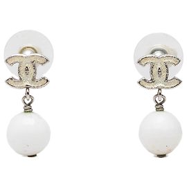 Chanel White CC Ohrringe aus emailliertem Messing mit Kunstperlen Weiß