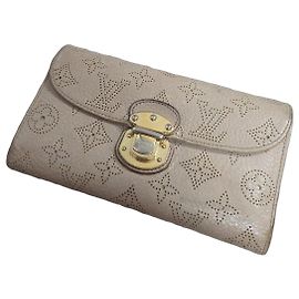 Cartera Louis Vuitton Mahina de cuero perforado Beige