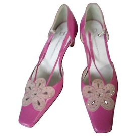 Autre Marque Carmen Poveda Rosa Leder-Pumps mit Blumenapplikation Pink