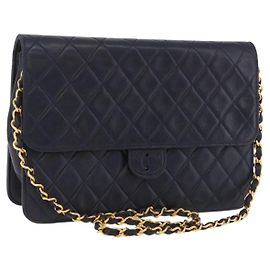 Bolsa de Ombro CHANEL Matelasse com Corrente em Pele de Cordeiro Preta e Dourada CC Outro