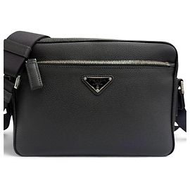 Bolsa Tiracolo Prada 2VH094 em Couro com Logotipo Triangular Preto