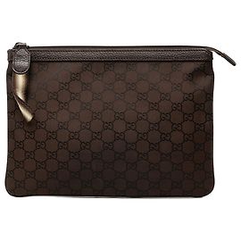 Clutch Gucci in nylon GG marrone con zip superiore Marrone Marrone scuro
