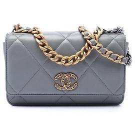 Chanel Cartera con cadena 19 de piel de cordero acolchada gris Castaño
