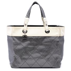 Bolso Tote Chanel Paris Biarritz de lona recubierta acolchada plateada Medium Plata