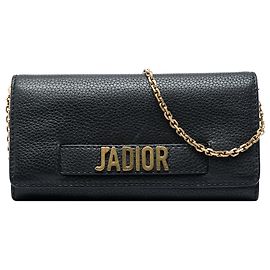 Carteira JAdior com corrente em pele de vitelo preta Dior Preto
