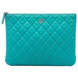 Clutch Chanel Medium Quilted Caviar O Case Azul Azul