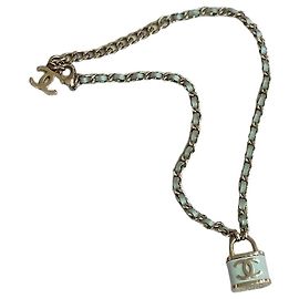 Colar Chanel Verde de Couro com Pendente de Logótipo Cadeado Outro