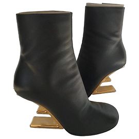 Botines Fendi de cuero negro con tacón de oro. Negro
