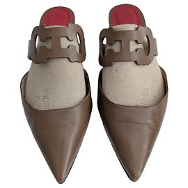 Carolina Herrera Braune Leder-Mules mit Logo-Detail Braun