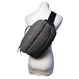 Bolsa Sling de Nylon Texturizado Vintage Issey Miyake Preta Preto