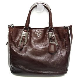 Bolsa de ombro e tote Prada com detalhes metálicos ao redor do zíper Marrom