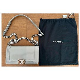 Chanel Boy Medium 25 cm - Pelle grigio perla iridescente Grigio
