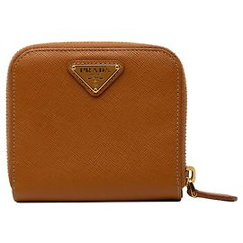 Carteira bi-fold Prada em couro Brown Camel Marrom Camelo