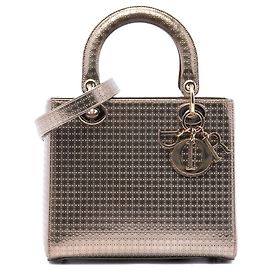 Bolsa Lady Dior Medium em couro patente metálico Gold Microcannage Dourado